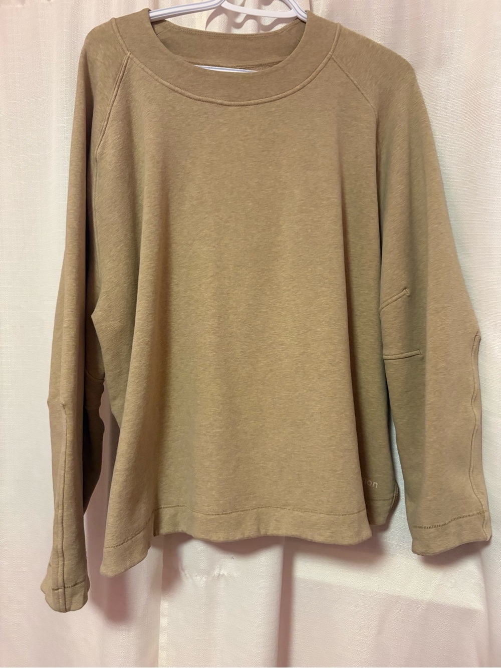 lululemon athletica Relaxed Scoop Crew in Camel